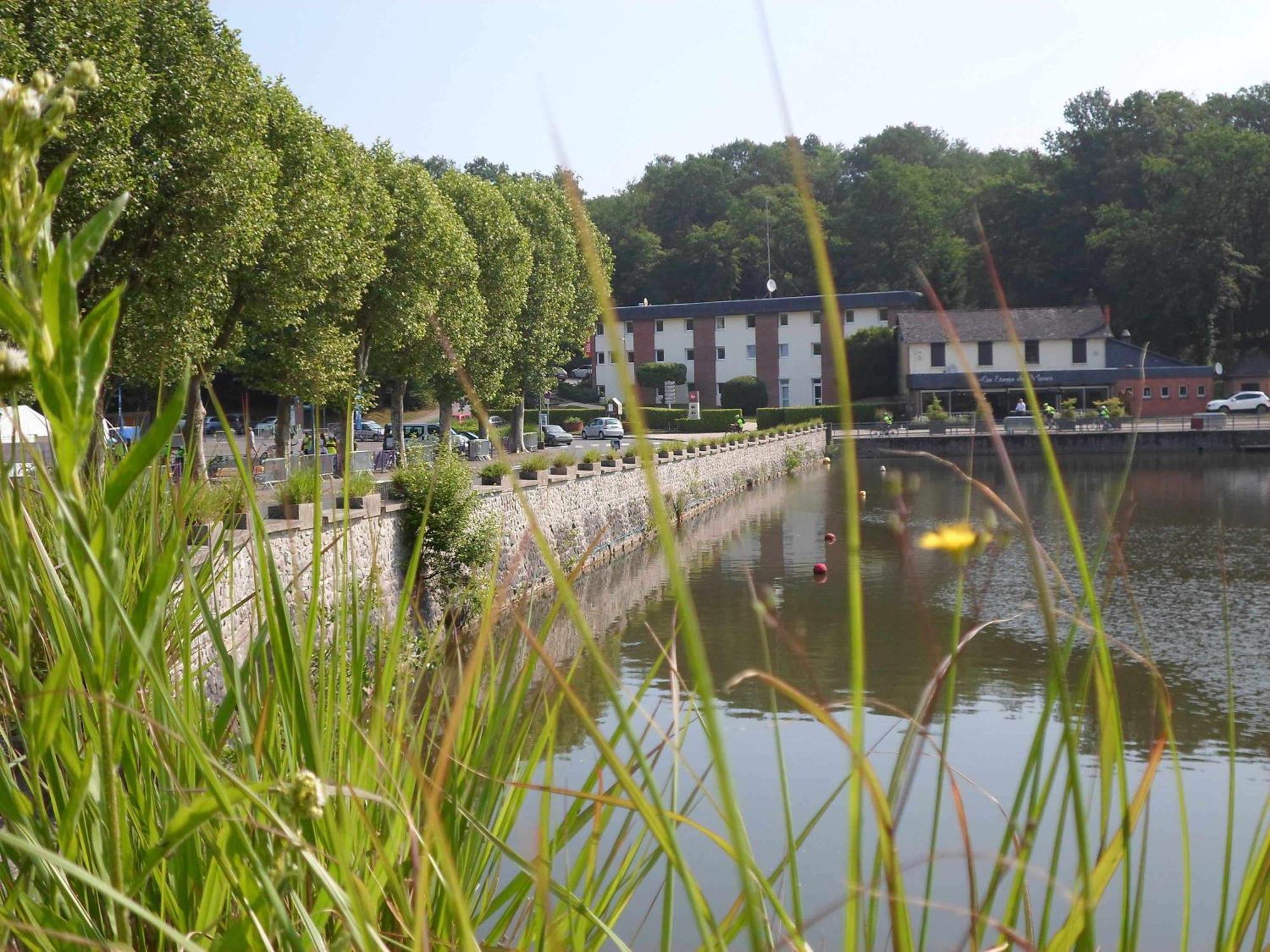 Hotel Ibis Les Etangs Des Moines Fourmies Exteriér fotografie